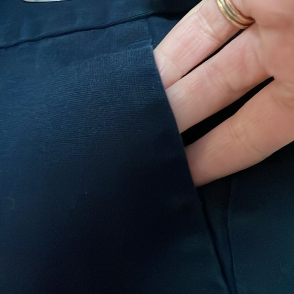 Banana Republic size 10 Ryan Fit Classic Navy Color Mid-rise 3” Inseam Shorts - Picture 4 of 10